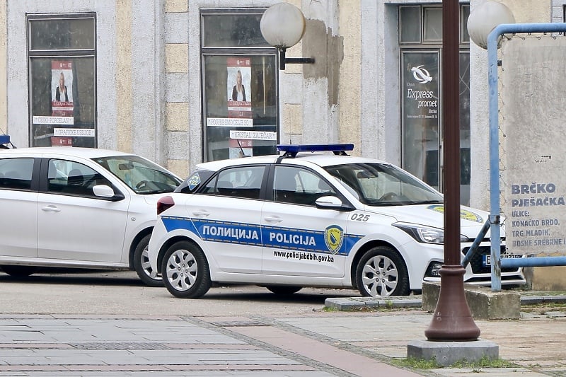 Uhapšen muškarac koji je u Brčkom ranio policajca, poznato stanje ranjenog