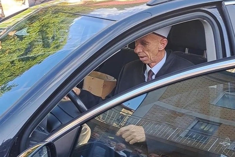 Džematlije u Željeznom Polju nakon bajram-namaza poklonili automobil imamu