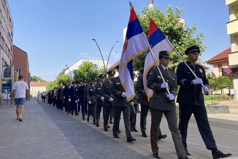 Vojnici Vojske Srbije u uniformama marširali Prijedorom, Dodik poručio: "Konačno"