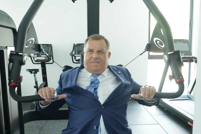Dodik u teretani isprobao sprave za vježbanje pa poručio: Imam snage