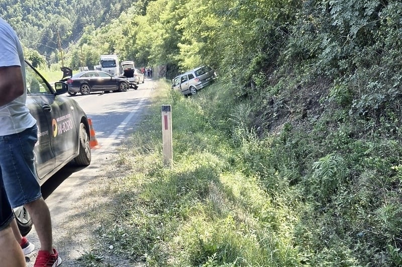 Pet osoba povrijeđeno u saobraćajnoj nesreći na putu Nemila - Žepče, saobraćaj potpuno obustavljen
