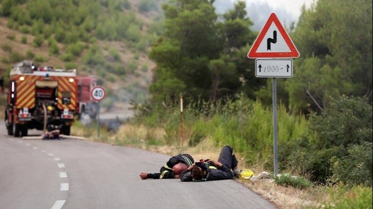 Nakon borbe sa vatrenom stihijom premoreni vatrogasci zaspali na cesti